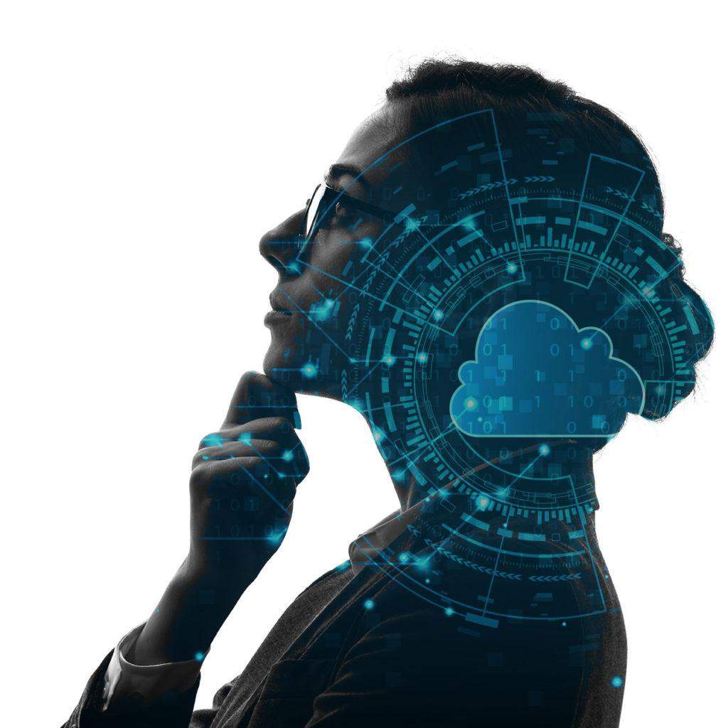 Nainen valkeaa taustaa vasten pohtimassa. Pään kohdalla kuvattuna pilvi ja dataan viittaavaa grafiikkaa.